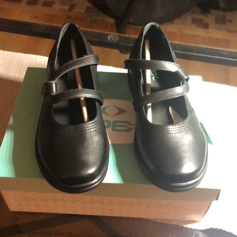 Women’s Apex slip resistant shoes